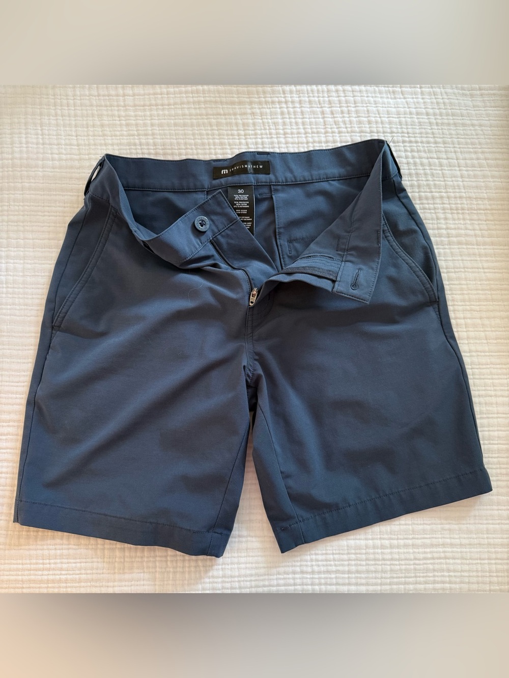 Travis Mathew Men’s Tech Chino 8” golf shorts